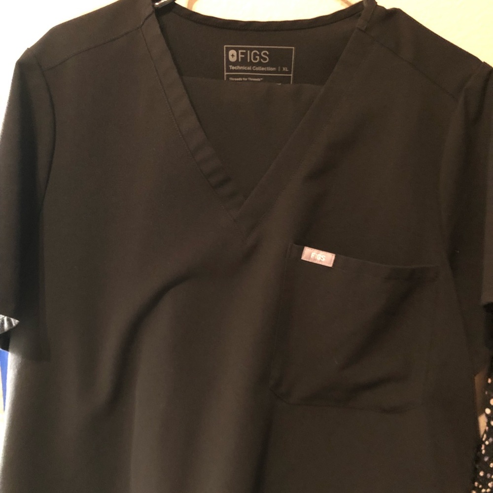 Figs one pocket top